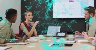 Öne doğru eğilen kadın iş verilerini sunuyor, turkuaz örtülü tablolar ve grafikler, takım kafa sallaması. Toplantı odası, toplantı, sunucu, slaytlar, çizelgeler, tartışmalar, profesyoneller.