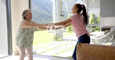 Anne ve kızı terasta el ele tutuşup teknoloji ikonları gösteriyor. Aile, açık hava, yaşam tarzı, minimalist, bağlantı, mutluluk, bahar