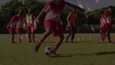 Adam koni külahlarında spor talimine başlıyor. Yükselen ikili yağmur kameraları için top sürüyor. Futbol, antrenman, açık hava, saha, takım çalışması, pinnie 'ler, canlı