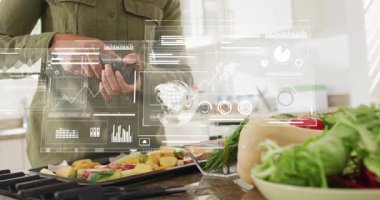 Ev aşçısı biber öğütücüsünü kabak üzerinde büker, baharat teknolojisi için HUD panelleri kaydırır. Mutfak, yenilik, etkileşimli, modern, sağlıklı, hassasiyet, veri görselleştirme