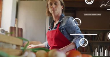 Olgun bir kadın mutfakta yemek yapmaya başlar, ahşap tahtada sebzeleri düzenler şef bıçağıyla doğrar. Mutfak, gıda hazırlığı, köy, yerli, gurme, sağlık, işçilik