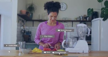 Kadın mutfakta mango ve çilek dilimlerken sosyal medya simgeleri dönüp duruyor. Taze üretim, aşçılık, modern tasarım, sağIık, yaşam tarzı, yerli