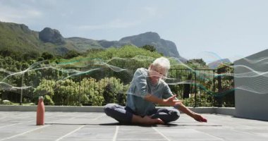 Elini paspasın üzerine koyarak nefes merkezli, yoga yapan kadın dalga örtüsüyle yan yana geriniyor. Sağlık, rahatlama, farkındalık, açık hava, dinginlik, fitness, meditasyon