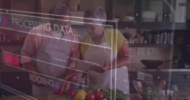 Mutfakta sebze dilimleyen yaşlı çift ilerleme çubuklarını gösteren verileri senkronize ederek tablete bakıyor. Yaşlılar, işbirliği, yenilik, akıllı teknoloji, ev yapımı, sağlık, modern