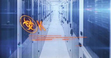 Biyolojik tehlike sembolü, sunucu koridorunda acil eylem gerektiren acil durum örtüsü oluşturmada kayboluyor. Tehlike, alarm, siber güvenlik, dijital, tanı, kriz, teknoloji