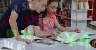 Kız kütüphanede okurken, oğlan yürüyor, eğiliyor, sayfayı işaret ediyor, ellerin üzerinde sayısal işaretler var. İşbirliği, takım çalışması, öğrenme, kitap, akıllı telefon, kitaplık, kampüs
