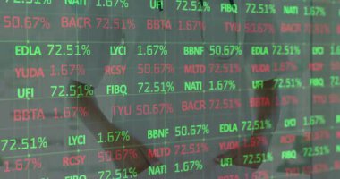 Kadın sıhhiye şeffaf kalp güncellemeleri olarak öne kayıyor, steteskop sağlık analizlerini ortaya çıkarıyor. Doktor, klinik, cam, ızgara, veri, kendinden emin, modern