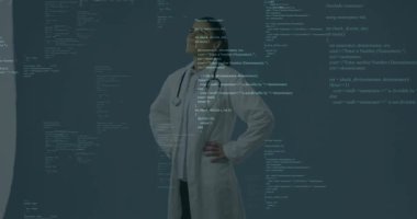 Doktor kalçalar üzerinde duruyor, kod değişimleri örtüyor, gülümsemeyi gözler önüne seriyor ve veri odaklarını yönlendiriyor. Hekim, işçi önlüğü, stüdyo, kodlama, analitik, grafik, kendinden emin