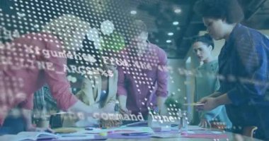 Tasarımcılar tablo üzerinde eğilerek alay ederken harita da planı sonuçlandırmak için soluklaşan bilgileri sıralıyor. Takım çalışması, beyin fırtınası, açılış planı, ofis, yaratıcı, planlama, toplantı