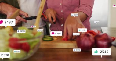 Güvertede salatalık doğrayan bir çift, sosyal medya çatışmasını gösteren ikonlar patlatıyor. Sağlık, tazelik, takım çalışması, yerli, canlı, aşçı, yaşam tarzı