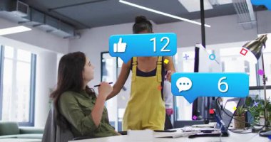 Çalışma masasındaki sosyal ölçümleri inceleyen ekip hareketli insanları işaret ederek yükselişe geçiyor. İşbirliği, katılım, ofis, iş arkadaşları, izleme, tartışma, bitkiler