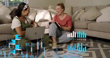 Dizüstü bilgisayarda yazı yazmak arkadaşlara iş verilerini grafiklerle analiz ettirerek planlama için canlandırma yapmalarını söyler. İşbirliği, takım çalışması, analiz, beyin fırtınası, üretkenlik, gelişigüzel, öğrenme