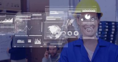 Depoda gülümseyen kasklı bir yönetici gövdeyi kaplayan İHD paneller, stokları takip eden. Tatmin, lojistik, işbirliği, analitik, gösterge paneli, planlama, güvenlik