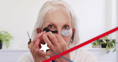 Kıdemli kadın göz altına jel sürerek cilt nemlendirici sunuyor. Güzellik, cilt bakımı, sağlık, bencillik, sükunet, zarafet, doğal