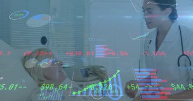 Hastanede hastaya yaklaşan hemşire, el ele tutuşmak, güven tazelemek, değişen çizelgeleri açıklamak. Bakıcı, analitik, veri, görselleştirme, klinik, başucu, monitör