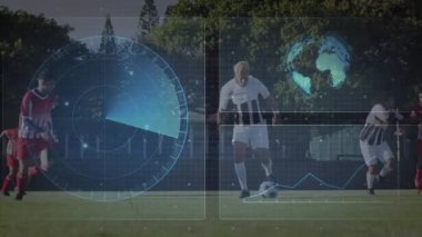 #10 tane top süren defans oyuncusu yaklaşıyor sürgülü top tutucu sıçrıyor top sporu HUD oyuncularını üst üste koyuyor. Futbol, maç, açık hava, çim, saha, takım arkadaşları, taktikler