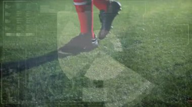 Futbolcu sahada film ve tuzaklar eğitiyor, sağ ayak HUD ile topu kontrol altına alıyor. Çimenler, ayak sesleri, damlalar, küre, örtüler, gölgeler, açık hava