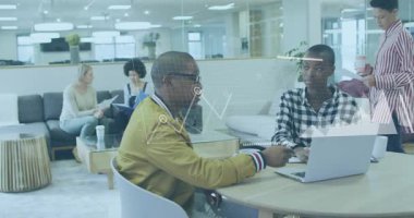 Erkeğin işaret etmesi, kadının ofiste dizüstü bilgisayarda yazması, iş için veri düğümleri oluşturması. İşbirliği, takım çalışması, fikir, görselleştirme, gösterge panelleri, birlikte çalışma, dinlenme odası