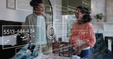 Adam açık mavi spor çantasını açıyor ve kadın hastane çantası hazırlarken bebek kıyafetlerini sıralıyor. Aile, beklenti, hazırlık, samimiyet, ev, bakım, şefkat