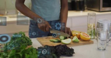 Mutfakta salatalık doğrayan bir kadın besin üretimi ve analizi için AR panellerini çalıştırıyor. Sağlık, yenilik, teknoloji, sağlık, modern, fütüristik, aşçılık