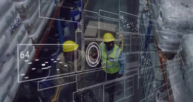 İki depo çalışanı koridorda yürüyor, el bilgisayarına danışmanlık yapıyor ve SKU kodlarını güncelliyor. İşbirliği, teftiş, envanter, büyütme, ölçümler, verimlilik