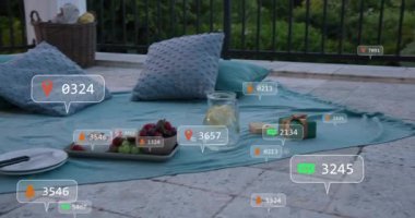 AR örtüşürken battaniyenin üzerinde yürüyen çift yapay zeka testleri için işaretleyicilerle etkileşime giriyor. Romantik, teknoloji, açık hava, iletişim, sosyal, yenilik, eğlence