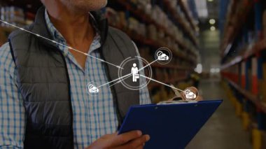 İşçi, kask takan kalemle depo kontrolüne başlıyor. Denetim, teftiş, güvenlik, lojistik, envanter, sanayi, dijital