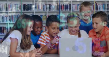 Çocuklar dizüstü bilgisayarda sırıtıyor, kız tuşlara basıyor ve öğrenmek için veri grafiklerini örtüyor. Öğrenciler, işbirliği, kütüphane, bilgisayar, edtech, öğrenme, takım çalışması