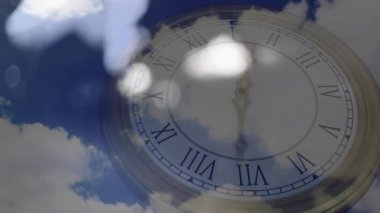 Bulutlar sürükleniyor, belli belirsiz Roma sayılı saati yansıtıyor, eller saat yönünde ilerliyor. Şeffaf, üstüste, zaman ayarlı, çevir, gökyüzü, mercek, bokeh