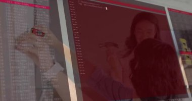 Akıllı ev aygıtı için parantez oluşturan iki kadın, tablet gösteren ve yerleştiren kod örtüsü. Teknoloji, işbirliği, iç tasarım, modern, yenilik, dijital, bağlantı