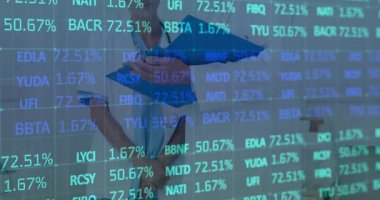 Hemşire mavi klasörü gözden geçirme grafiğine çeviriyor, doktor yazıları yazıyor ve oranları gösteriyor. Minimalist, klinik, işbirliği, veri, steteskop, evrak, dosya