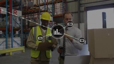 Lider tarayıcı, miğfer takan işçiler, veri kabarıklığını gizledikçe panoları kontrol ediyorlar. Depo, envanter, takım çalışması, barkod, analitik, endüstriyel, verimlilik