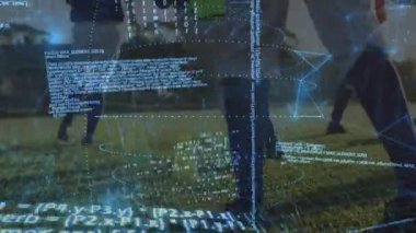 Futbolcular çimlere basıyor, antrenmanlarda koşuyor, veri akışlarının kramponlarla hizalanmasına neden oluyor. Sporcular, kampanya, holografik, spor, alan, alacakaranlık, üst üste