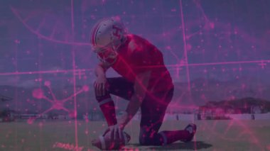 Futbolcu topu golf sahasına yerleştiriyor, vuruşa hazır, pembe kaplama oyuncuya yoğunlaşıyor. Sporcu, matkap, kılavuz hattı, dijital, spor, açık hava, alan