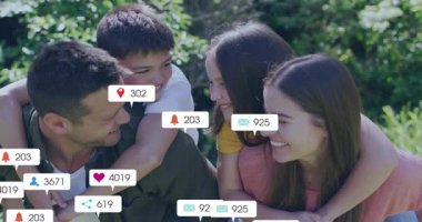 Bahçede sosyal medya ikonlarıyla gülen çocukları taşıyan aileler yükseliyor ve pazarlama istatistikleri artıyor. Aile, açık hava, eğlence, bağlantı, coşku, kutlama, büyüme