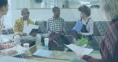 İşletme ekibi incelemeye başlıyor. Mavi klasör işaretli, HUD ise imza için kapatılıyor. İşbirliği, meslektaşlar, belgeler, dinlenme odası, örtüşme, tartışma, tablet