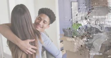 Adam kollarını açıp mutfaktaki kutuları taşırken ve dönen teknoloji küresiyle sarılıyor. Sevgi, birleşme, aile içi sıcaklık, bağlantı, yaşam tarzı, çağdaş