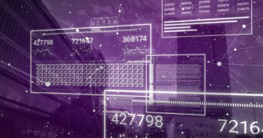 Şehir merkezinde süzülen saydam paneller gösteriliyor, sayısal değerler ve çip ızgaraları gösteriliyor. Gelecekçi, holografik, hud, kentsel, neon, mor, ufuk çizgisi