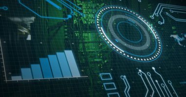 Veri merkezi raflarının üzerinde dijital HUD örtüsü gösteriliyor, mavi çubuk grafiği ve dairesel ölçüm gösteriliyor. Gelecekçi, sunucu, ağ, devre, pcb, neon, yeşil