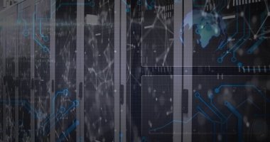 Cam kapılı sunucu dolapları, LED durum ışıkları, veri merkezinde dijital örtüler. Yüksek teknoloji, ağ, devreler, dünya, ızgara, raf, fütüristik