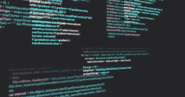 Merkezli kod bloğu loş çalışma istasyonu monitöründe gösteriliyor, fonksiyonlar, döngüler, DOM referansları gösteriliyor. Söz dizimi, vurgulama, koyu, parlak, yakın plan, ekran, geliştirici