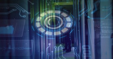 Koyu renk üniformalı teknisyen sunucu odasındaki rafları teftiş ediyor. Veri tabanı, siluet, mühendis, üst üste, ui, devre, kod