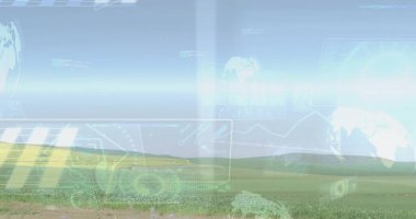 Holografik UI 'yi yuvarlanan alanlara ve toprak izlere yansıtarak, küre ve grafikleri gösteriyor. Artırma, pazarlama, gelecekçilik, teknoloji, kırsal, gösterge panelleri, yenilik