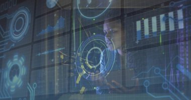 Hologramları manipüle etmek, kadın veri analistinin laboratuvarda üzerinde uzun kollu, dairesel HUD olan siyah bir elbise giymesi. Arayüz, görselleştirme, teknoloji, çalışma alanı, cam, ızgara, mavi