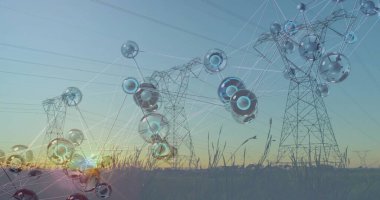 Gün batımında çimenli alanda parlayan mavi düğümleri gösteren elektrik hatları olan yüksek voltajlı kuleleri çerçevelemek. Sütunlar, şebeke, altyapı, ağ, alacakaranlık, çayır, üst üste