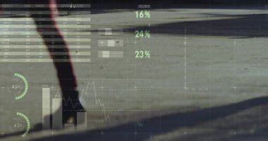 Yürüteç sağa girerken analitik olarak kırmızı torbayla sola yürürken yüksek çözünürlüklü animasyon yüzdeleri değişiyor. Yayalar, örtüler, veriler, grafikler, haritalar, kentsel, plaza