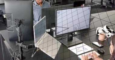 Oturan kadın daktilo, erkek izleme, eğitim monitör çözme problemi üzerine üçgen oluşturur. İşbirliği, takım çalışması, meslektaşlar, ofis, çalışma istasyonu, diyagramlar, geometri