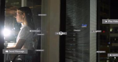 Teknoloji ofisinden gelen güncellemeleri izleyen bir kadın. Oyun ya da mesaj rozetlerinin toplanmasını izleyen bir kadın. Gece, şehir, arka ışık, cam, yansımalar, bildirimler, odaklanma