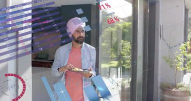 Kapıda elinde çatal ve tabakla duran bir adam, yemek yerken yüzünün ortasına teknik çizelgeler çiziyor. Eşik, açık hava, yiyecek, görselleştirme, üst üste, bahçe, gündelik