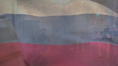 Giriş ekibi askeri eğitimde tuğla odaları tarıyor bayrak üstüne bayrak beliriyor, nesneleri inceliyor. Taktik, izin, şehir, duman, tüfek, miğfer, teçhizat